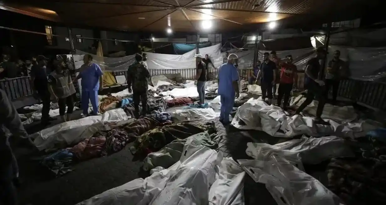 El Hospital Nasser de la sureña ciudad gazatí de Khan Yunis fue atacado un después de que el Ejército israelí buscara evacuar a miles de desplazados palestinos que se habían refugiado allí luego de abandonar sus casas.