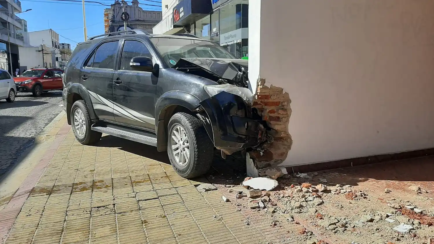 Por una mala maniobra se incrustó contra un paredón en pleno centro