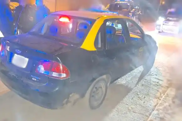 Detuvieron a un joven y a una adolescente de 15 años que transportaron marihuana y cocaína en un taxi