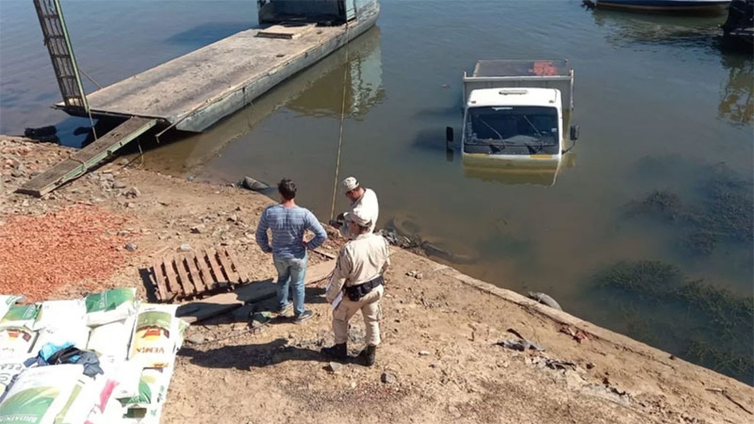 Un camión estaba estacionado y de pronto terminó hundido en el río