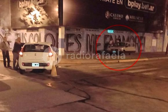 Fuerte choque en la madrugada terminó con un auto en la vereda