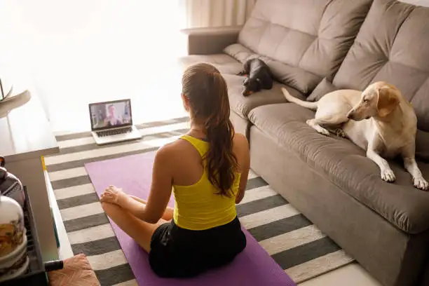 Mujer practicando yoga vía internet . 