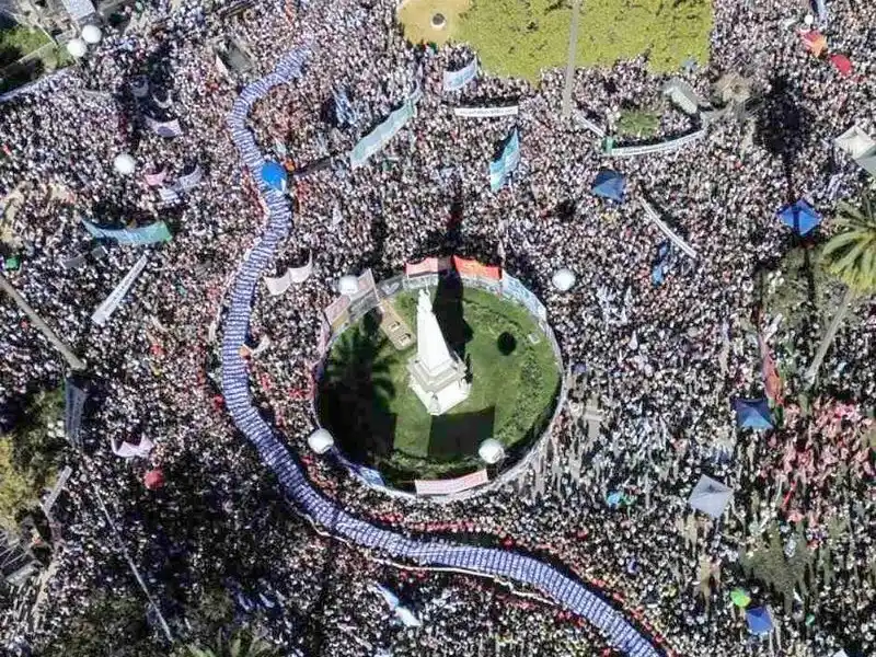 Una Plaza de Mayo desbordada desafió el relato 
oficial y reclamó memoria, verdad y justicia