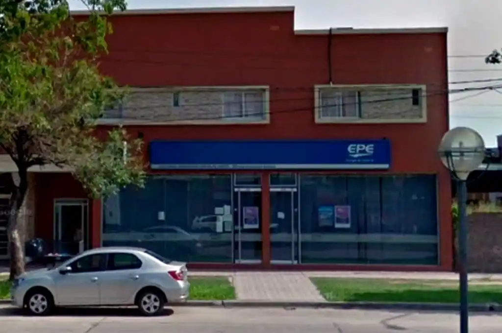 Un loco suelto: se enojó y rompió el vidrio de las oficinas de la EPE