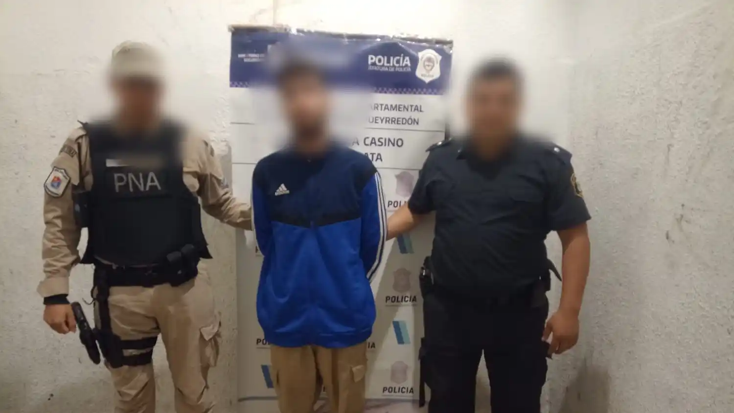 La víctima presentaba lesiones en su pómulo derecho.