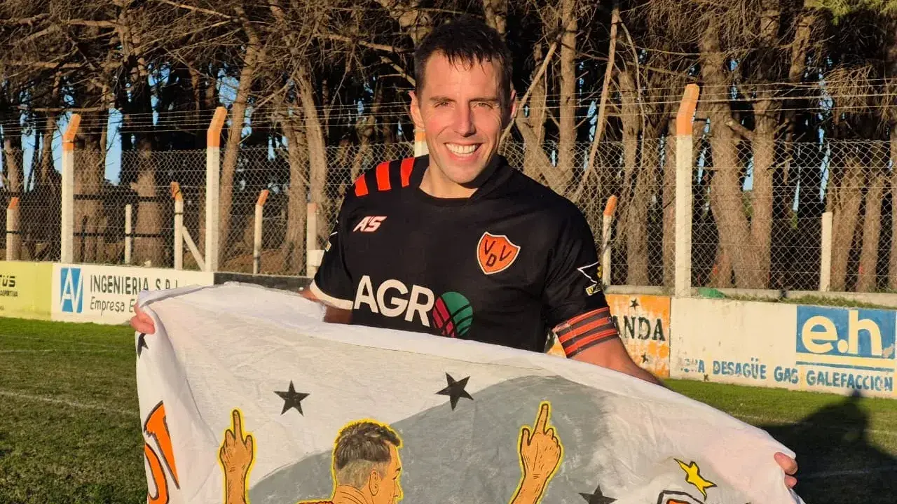 Fernando Montes. Marcó su gol número 100 con la camiseta de Villa Díaz Vélez