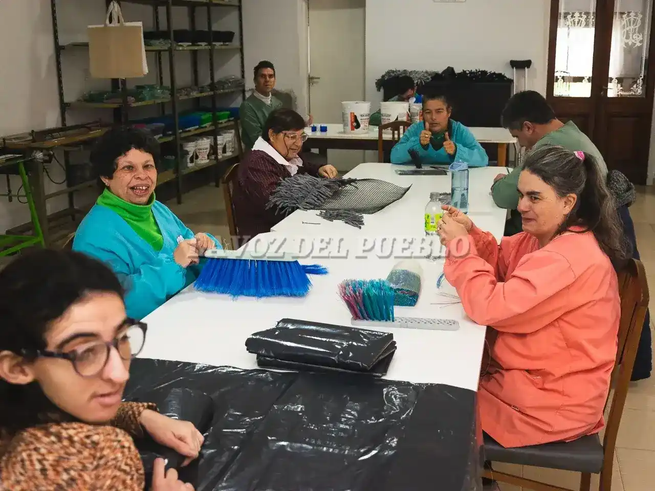 En plena tarea. Un trabajo artesanal en la sede ubicada en Viamonte 143