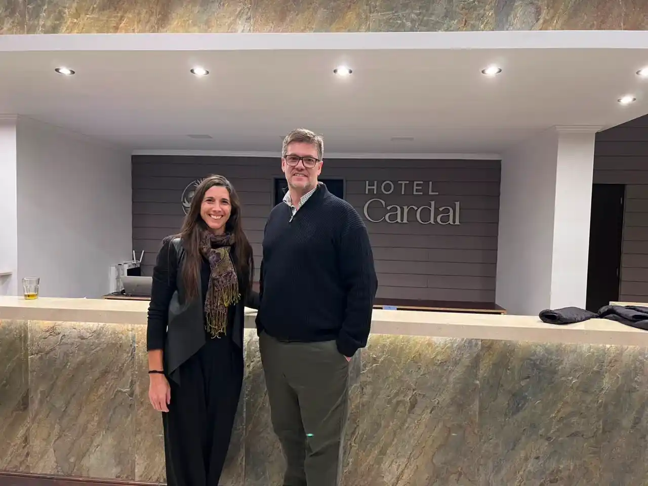 La gerenta Lucrecia Cabut Johnson junto al responsable Rodolfo Serra en el elegante mostrador de recepción del Hotel Cardal.