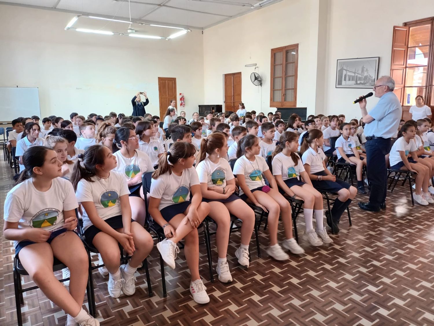 El obispo dirigiéndose a los estudiantes del Instituto San José.