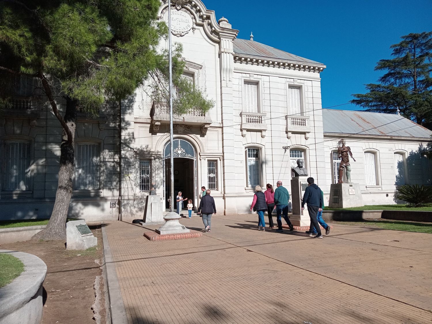 El ingreso a la Escuela Normal, con menos gente que de costumbres en sus inmediaciones. Foto: Sur24