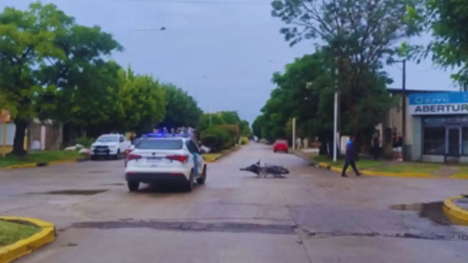 La mujer que circulaba en moto presentó lesiones leves.