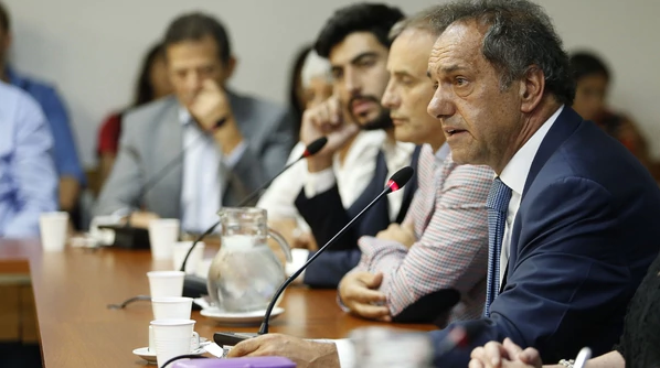 Scioli presentó un proyecto en el Congreso para prevenir abusos de menores en los clubes