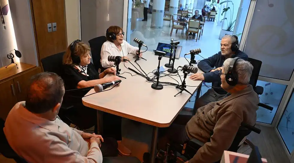 Viven en un hogar para adultos mayores y lanzaron su canal de streaming: “¿Cómo nos íbamos a imaginar estar en YouTube?”