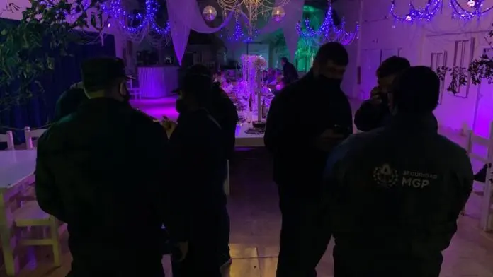 Insólito: participaban de una fiesta swinger y confundieron a policías con strippers