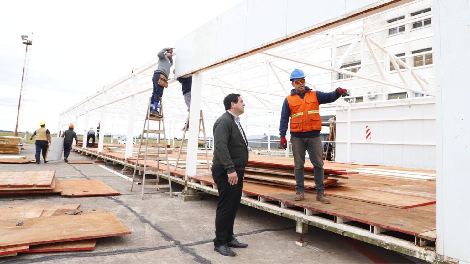Vallejos recorrió las obras en el Aeropuerto para recibir los vuelos de Aerolíneas Argentinas