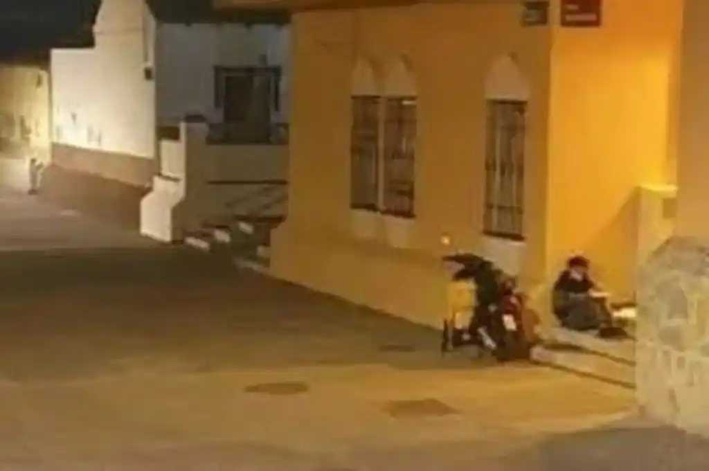 Historia viral: repartidor estudia debajo de un poste de luz a la espera de pedidos