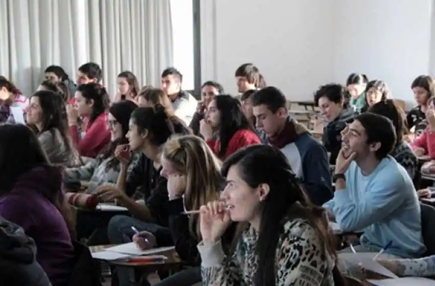 Universitarios y empleados de comercios firman un acuerdo contra la deserción estudiantil