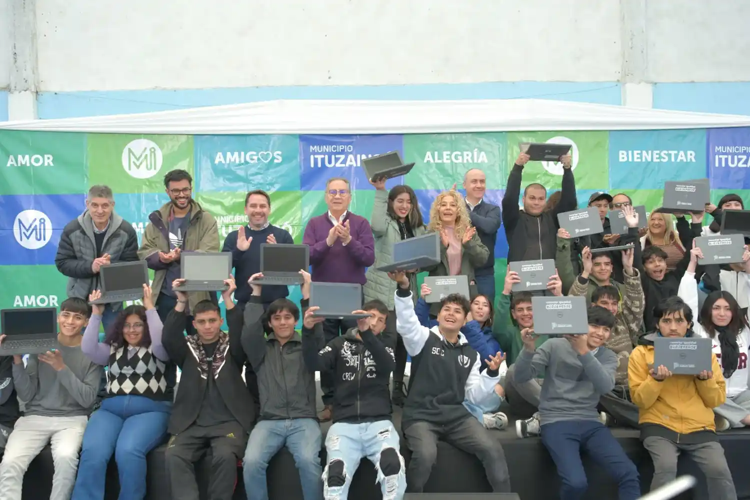 Conectar Igualdad en Ituzaingó: Ya recibieron sus netbooks unos 1500 estudiantes