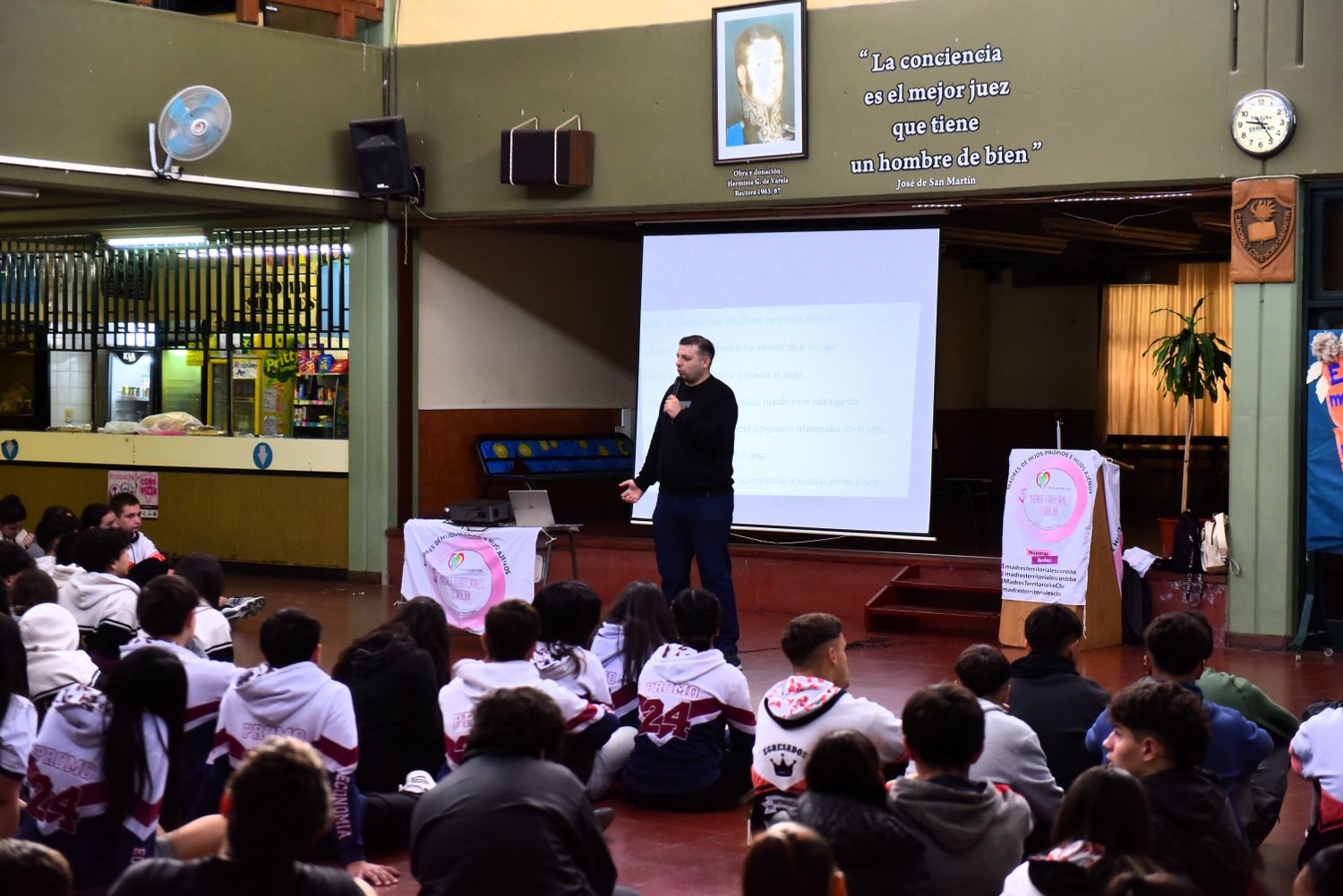 El especialista debatió junto a estudiantes del San Martín sobre los peligros de las apuestas on line