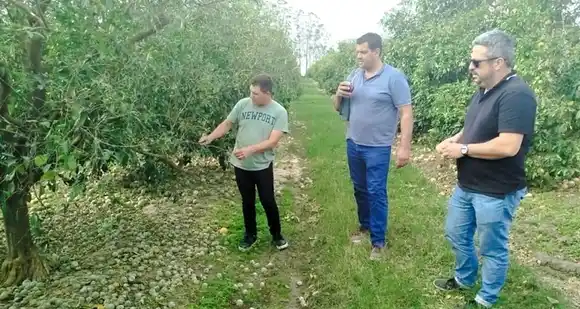 Matías Martiarena y Luciano Challio visitaron quintas severamente afectadas por la última tormenta de granizo