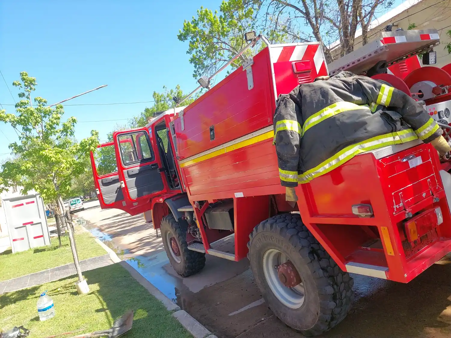 Gran despliegue de bomberos en la región por un incendio en una casa: intervinieron tres unidades - 4