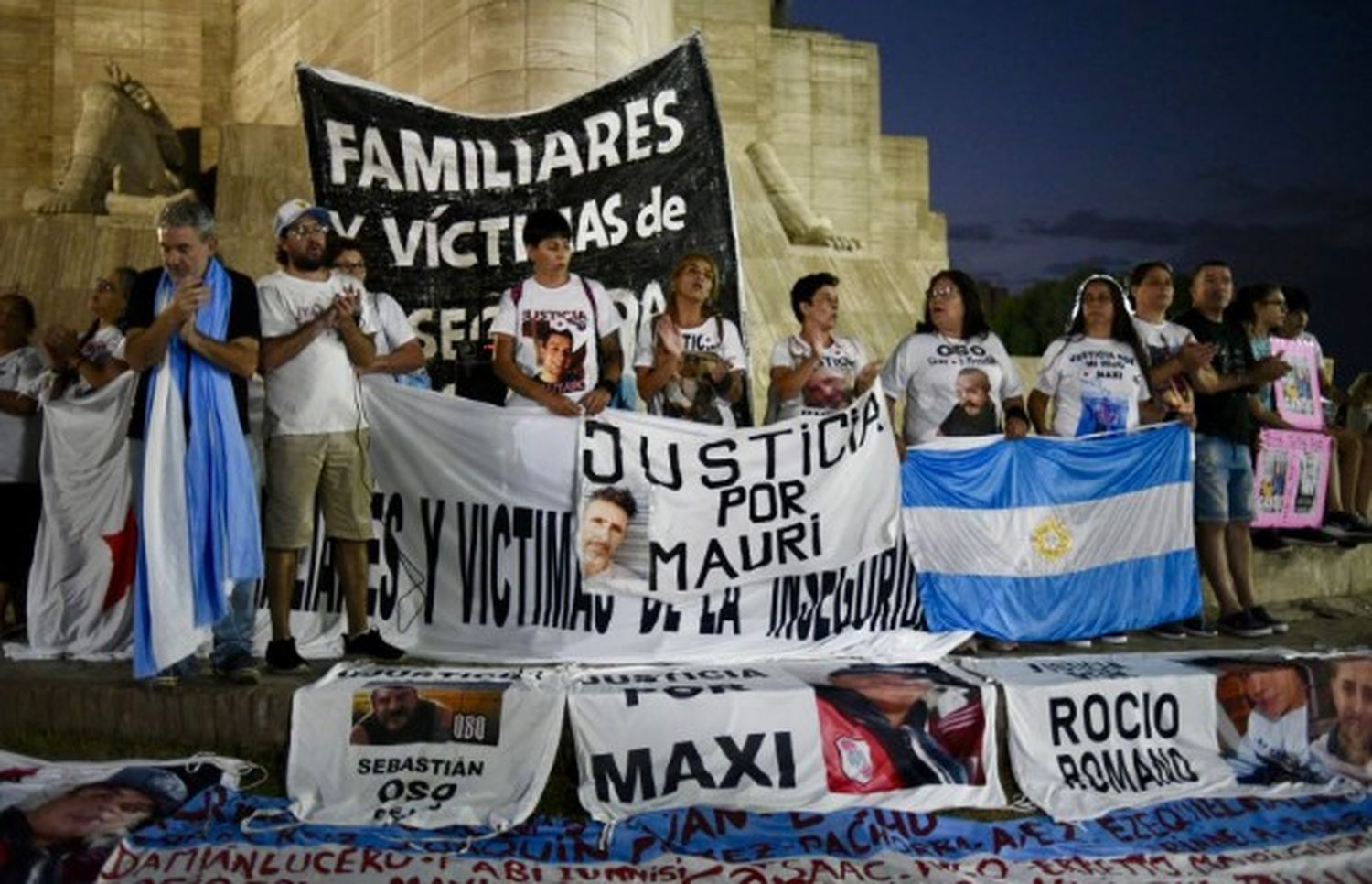 Rosarinos dicen “basta”: pidieron seguridad, paz y justicia al pie del Monumento