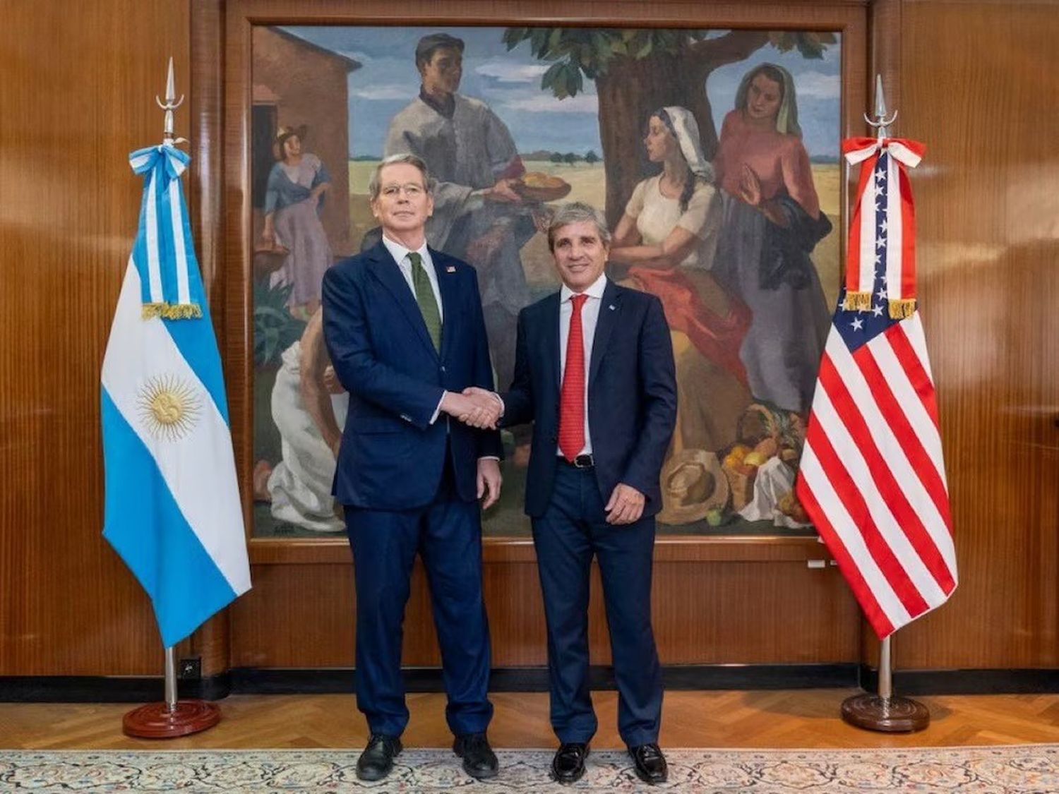 Luis Caputo y Scott Bessent durante la visita de este último a la Argentina.