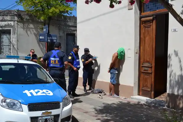 Detuvieron a un joven que intentó robar una moto con una tumbera