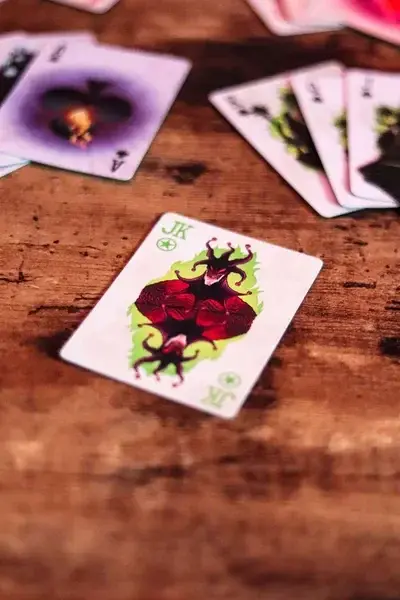 Ace of Spades, un juego de cartas ambientado en un lejano oeste con demonios y muertos vivientes.