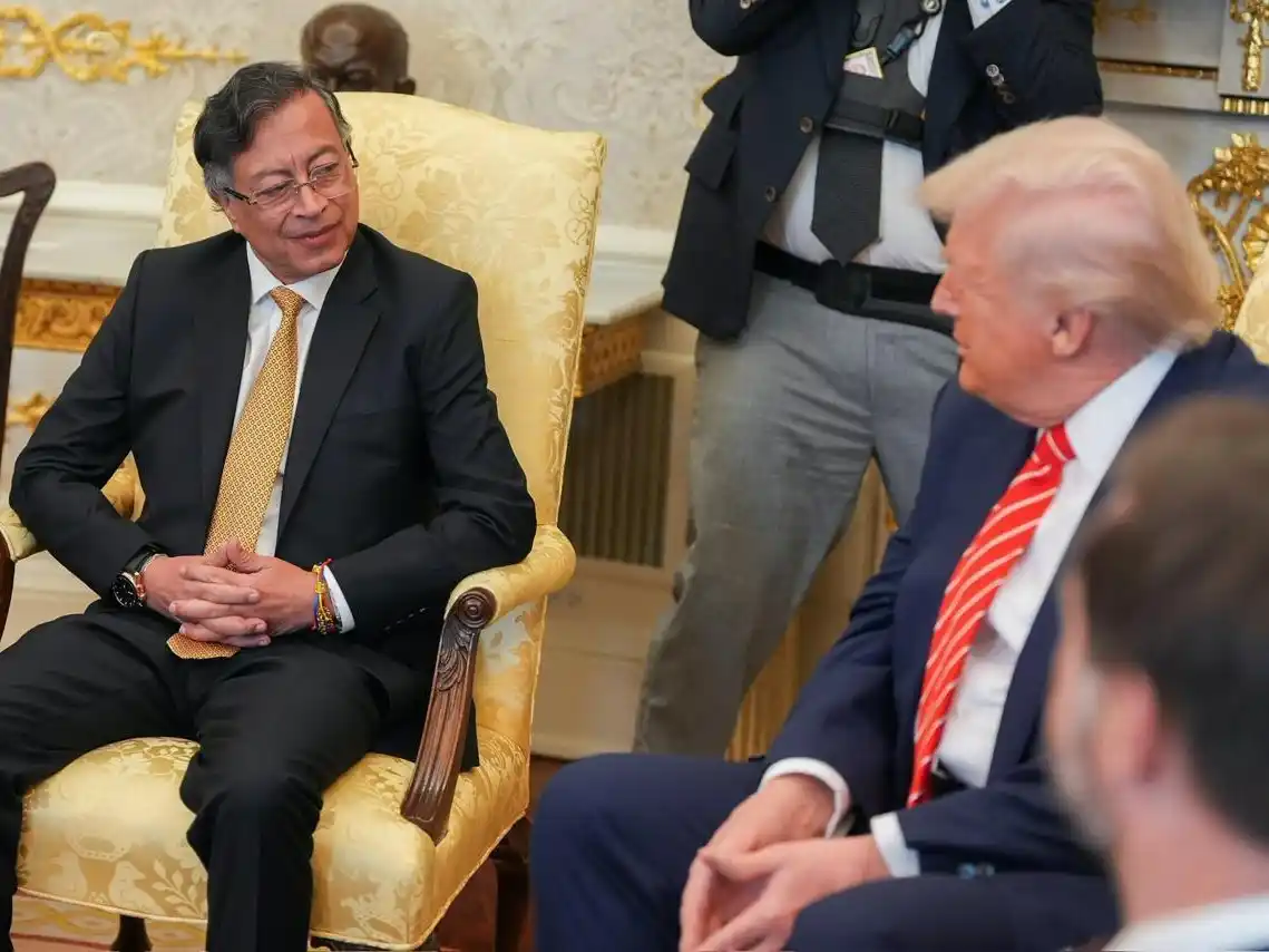 El regalo de Donald Trump a Gustavo Petro tras su reunión en la Casa Blanca