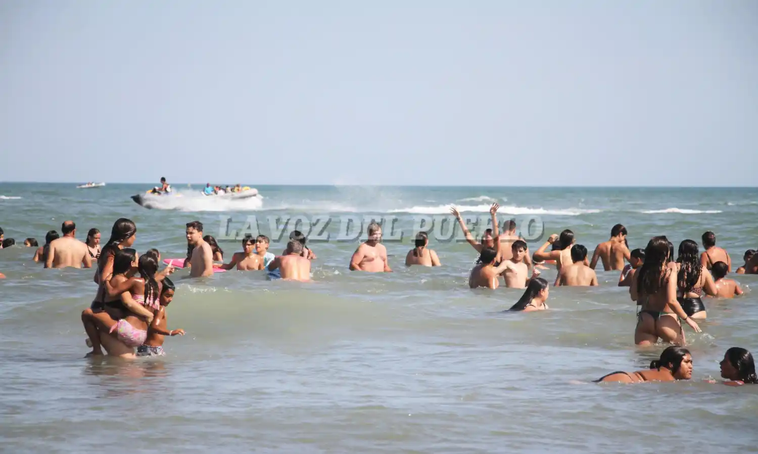 La masiva concurrencia de estos días obligó a bañistas y amantes de los deportes náuticos a convivir fuera de la zona de baño