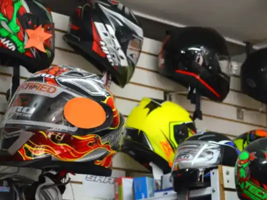 Comerciantes indicaron un incremento en las ventas de los cascos, luego de que se anunciara la medida.