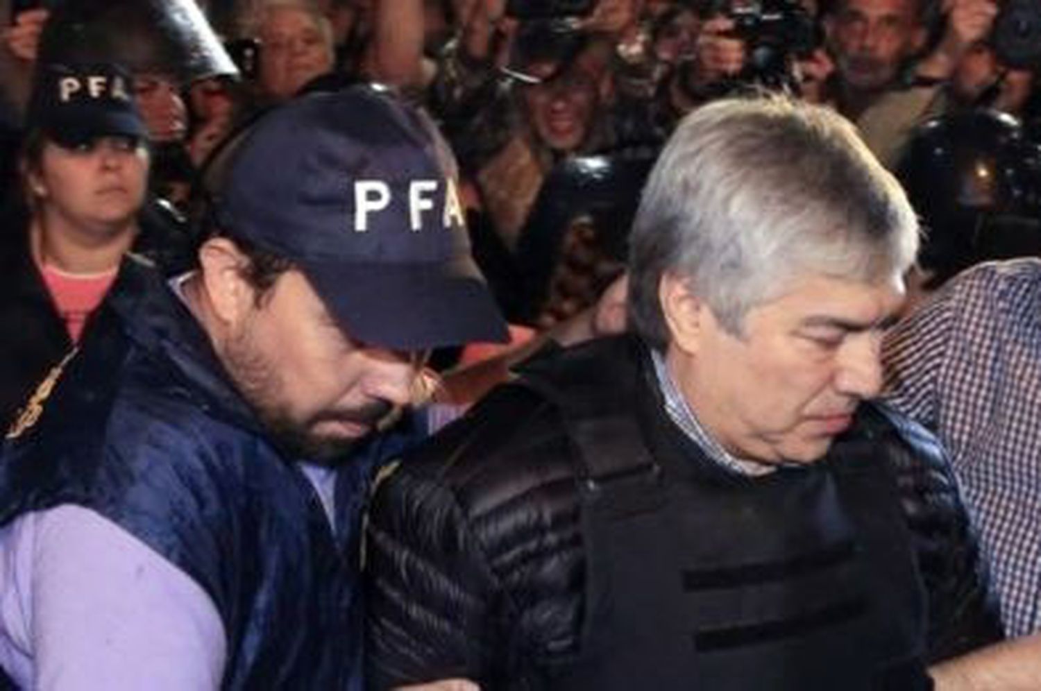 Lázaro Báez no pudo entrar al country a cumplir la domiciliaria