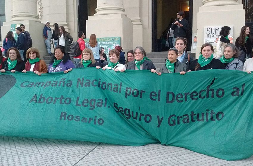 Más de cien estudiantes en la primera clase sobre aborto