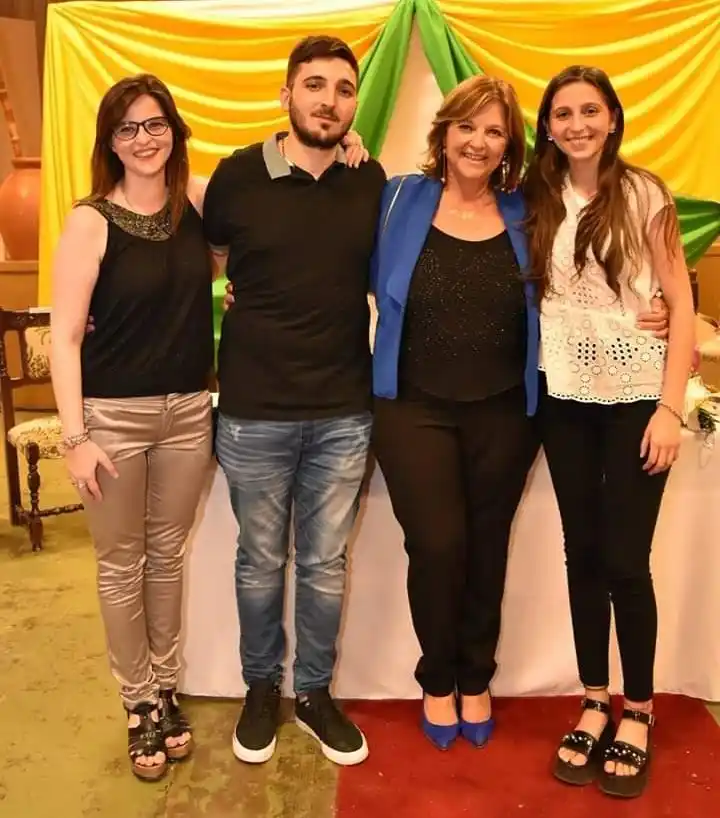 Celia Giorgis junto a sus tres hijos