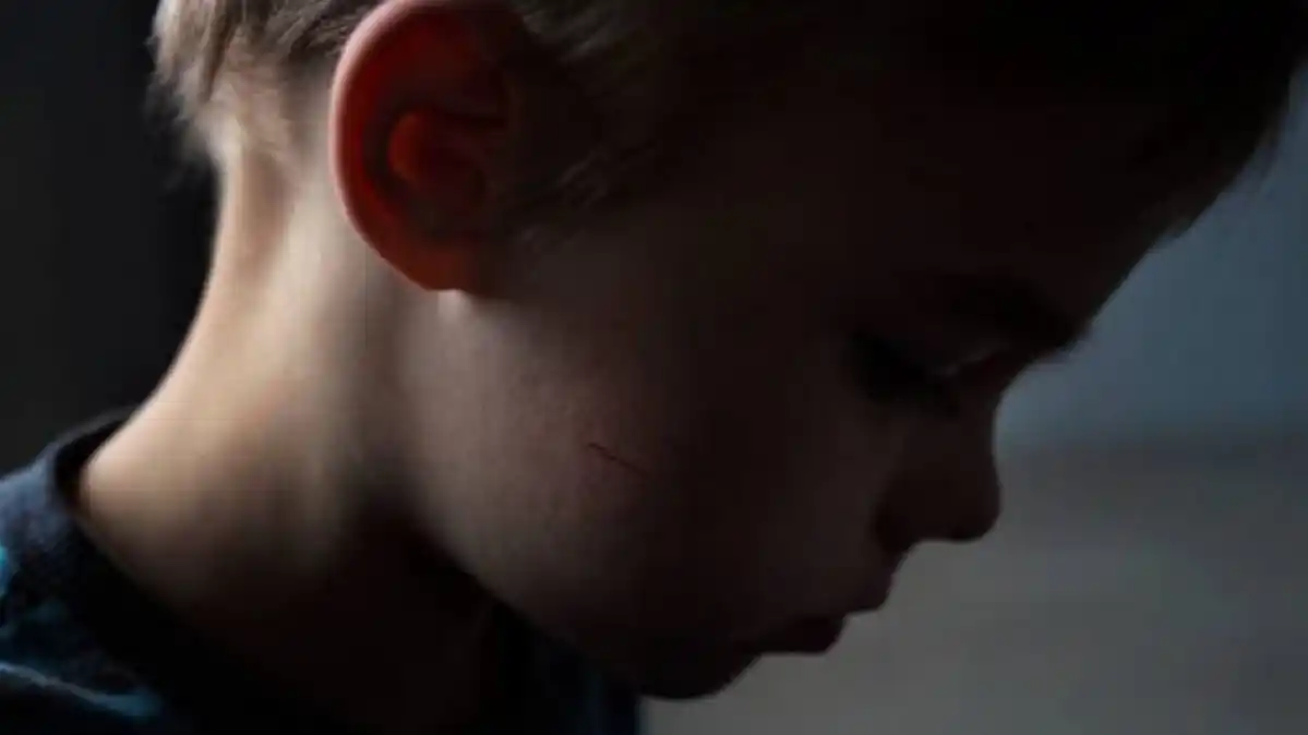 Arrestan a padre por recurrente trato cruel contra su hijo
