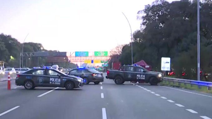 Accidente fatal en la General Paz: un policía de la Ciudad perdió el control de su moto y murió camino al trabajo