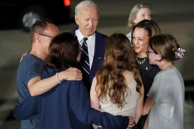 Joe Biden y Kamala Harris recibieron a los estadounidenses liberados en el intercambio de prisioneros con Rusia
