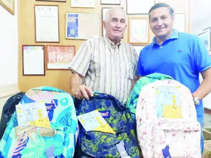 El Sindicato de Panaderos entregó  útiles, mochilas y guardapolvos