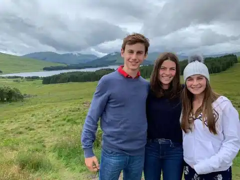 Felipe Coissón, Guillermina Carbone, Martina Duvillard en Inglaterra 1ª parte