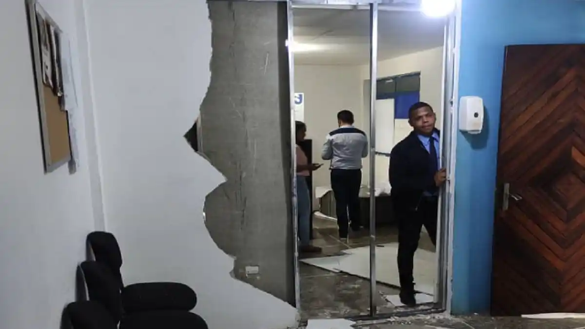 ¡DESTROZAN EL JUZGADO! Protestas en San Fernando de Apure por decisión de tribunal de menores