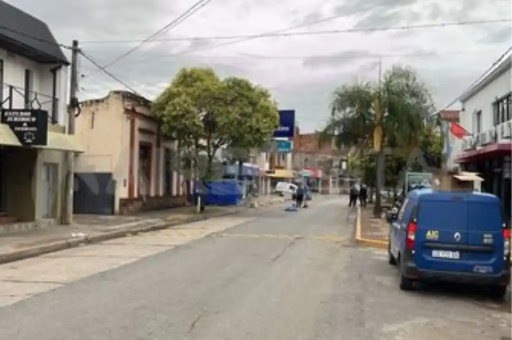 El joven impactó frente a un comercio del centro santotomesino.