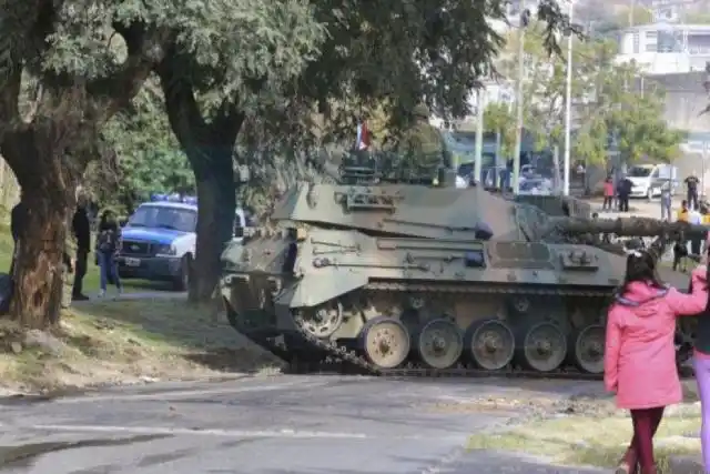 Paraná: un tanque se quedó sin frenos y chocó contra un árbol
