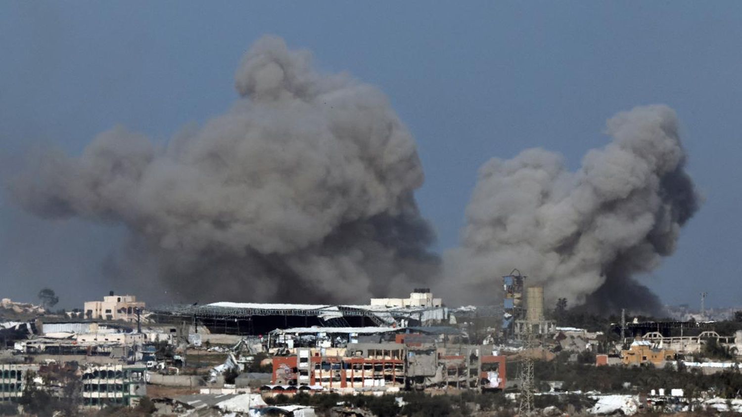 Recrudecen los combates en el sur y centro de Gaza  tras el anuncio del repliegue israelí de otras zonas