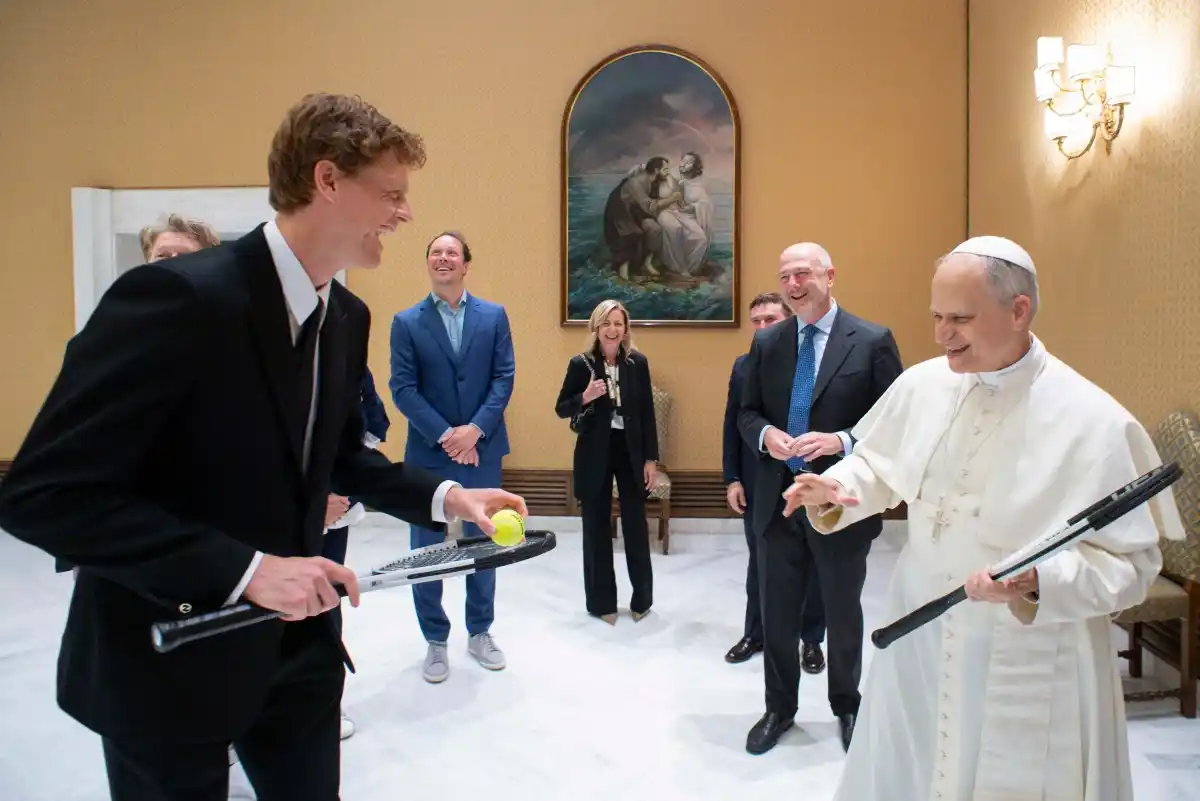 ¿»QUIERES JUGAR UN POCO»? Papa León XIV recibe en el Vaticano al N.1 del tenis Jannik Sinner