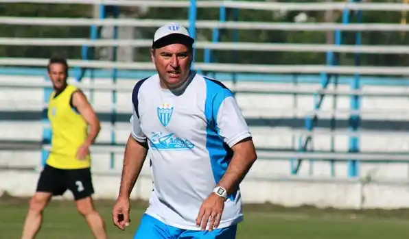 Carlos Macchi dejó de ser el técnico de Juventud Unida