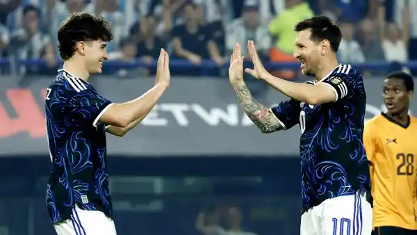 Julián Álvarez y Leo Messi