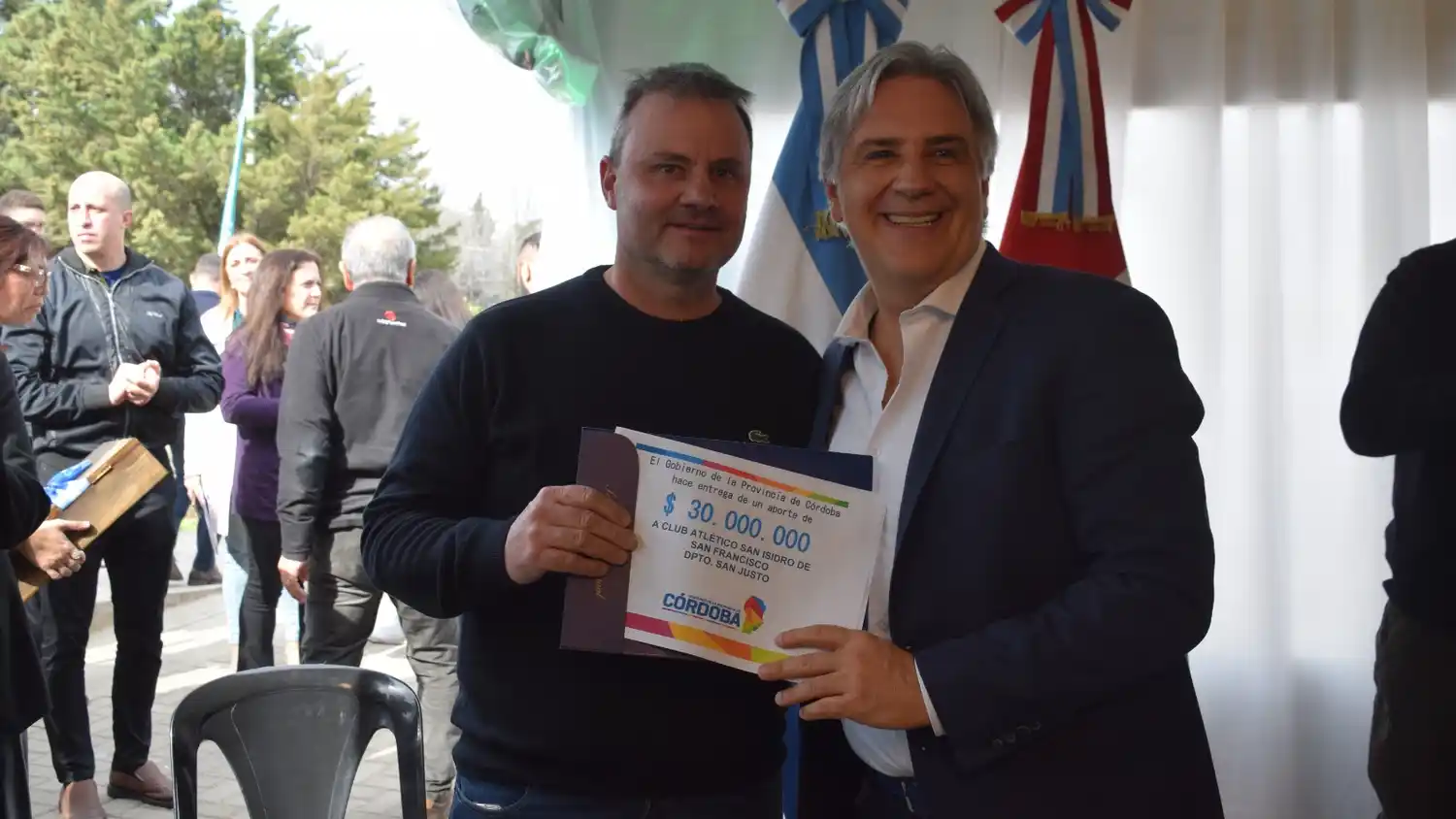 Fernando Magnano, presidente de San Isidro (izquierda) y Martín Llaryora, gobernador de Córdoba (derecha). Foto gentileza de Franco Casalis.