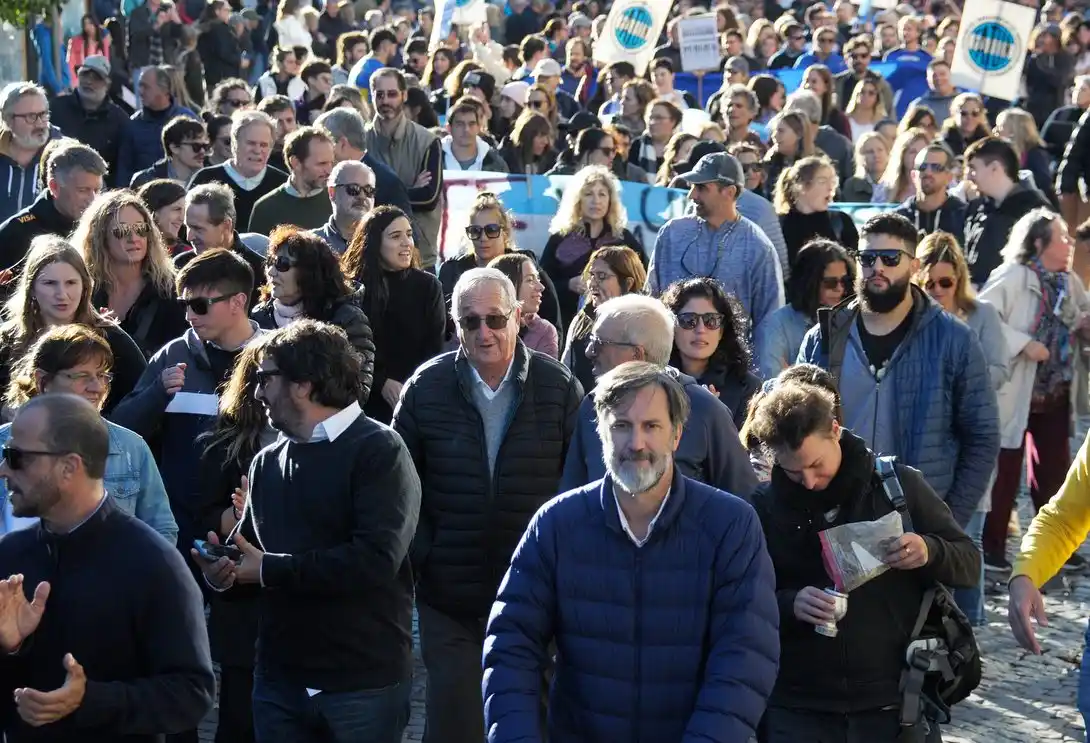Lunghi en la Marcha Universitaria (Facebook)