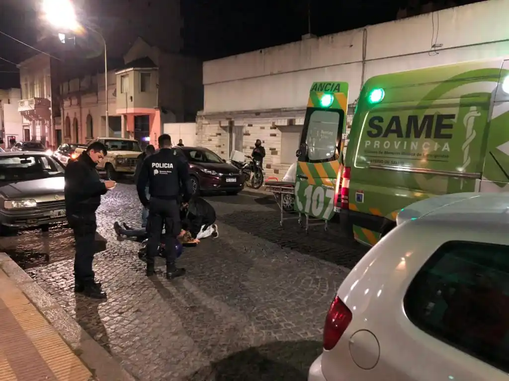 Una camioneta y una moto chocaron en Mitre al 900